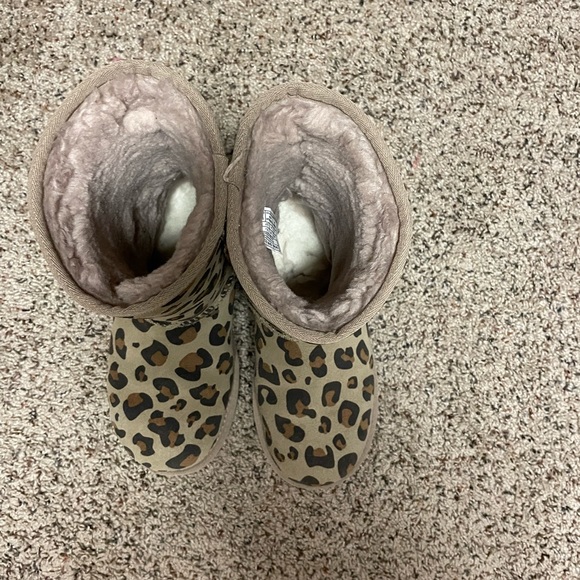 Almost new uggs. Worn 2x. - Picture 2 of 3